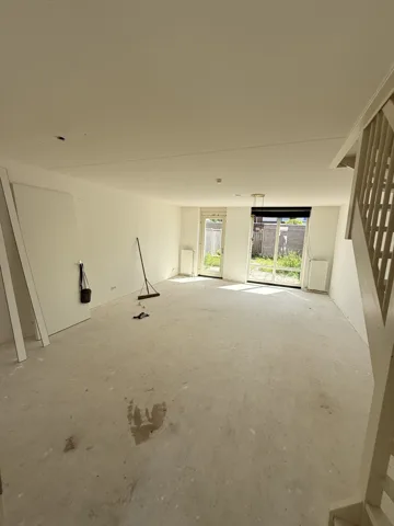 Lege woonkamer tijdens werkzaamheden