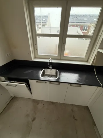 Keuken met raam en werkblad tijdens werkzaamheden