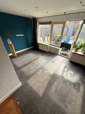 Woonruimte tijdens het verwijderen van vloerbedekking