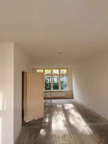 Woonkamer met houten vloer tijdens werkzaamheden
