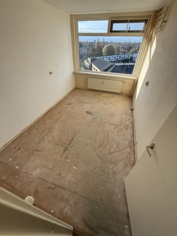 Leeggemaakte kamer tijdens opleverwerkzaamheden