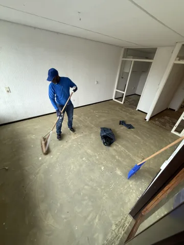 Werkruimte met bezem en verzameld materiaal