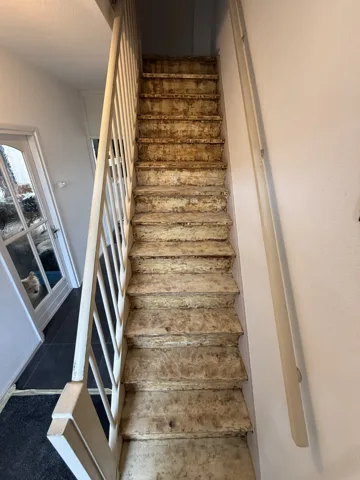 Overzicht van een trap met oude bekledingsresten