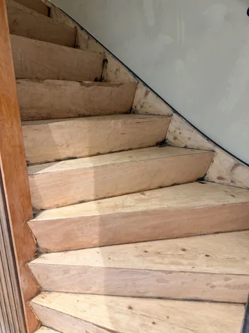 Houten trap tijdens verwijder- en voorbereidingswerkzaamheden