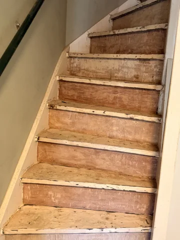 Houten trap tijdens verwijder- en voorbereidingswerkzaamheden