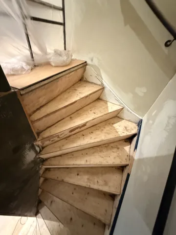 Houten trap tijdens verwijder- en voorbereidingswerkzaamheden
