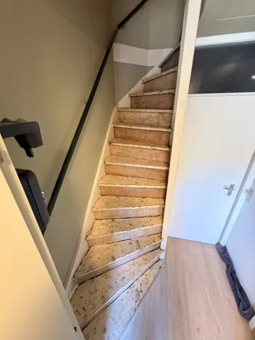 Houten trap tijdens verwijder- en voorbereidingswerkzaamheden