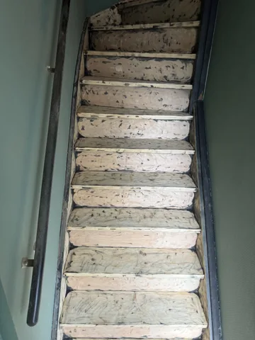 Houten trap tijdens verwijder- en voorbereidingswerkzaamheden