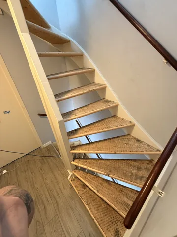 Houten trap tijdens verwijder- en voorbereidingswerkzaamheden