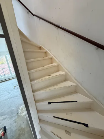 Witte houten trap in een hal