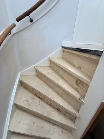 Houten trap tijdens verwijder- en voorbereidingswerkzaamheden
