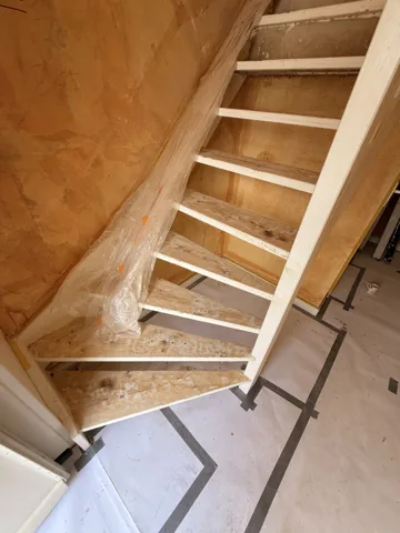 Houten trap tijdens verwijder- en voorbereidingswerkzaamheden