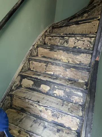 Houten trap tijdens verwijder- en voorbereidingswerkzaamheden
