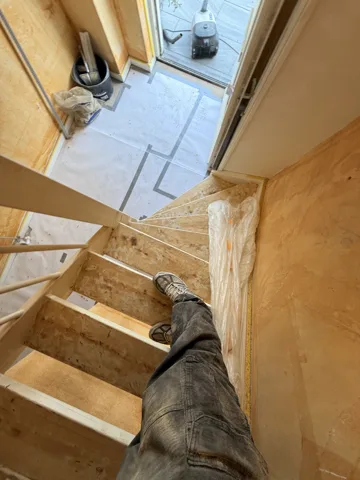 Houten trap tijdens verwijder- en voorbereidingswerkzaamheden
