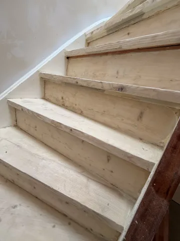 Houten trap tijdens verwijder- en voorbereidingswerkzaamheden