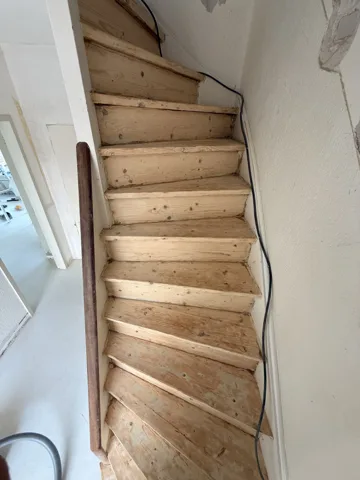 Trap langs een gebogen wand