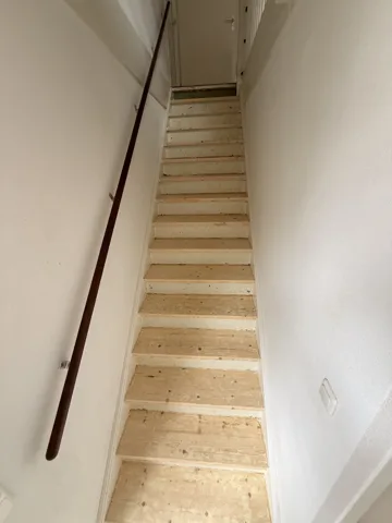 Houten trap tijdens verwijder- en voorbereidingswerkzaamheden