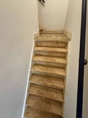 Houten trap tijdens verwijder- en voorbereidingswerkzaamheden
