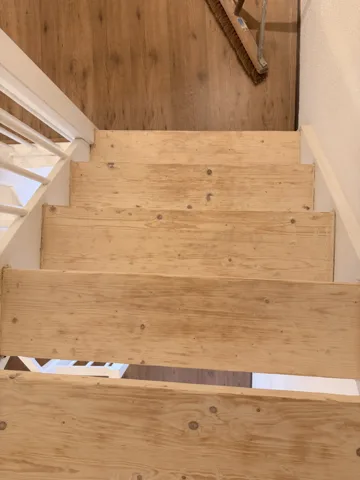 Detail van open houten traptreden