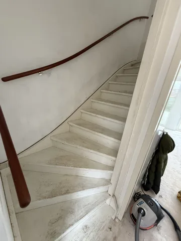 Houten trap tijdens verwijder- en voorbereidingswerkzaamheden