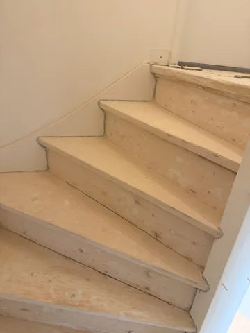 Houten trap tijdens verwijder- en voorbereidingswerkzaamheden