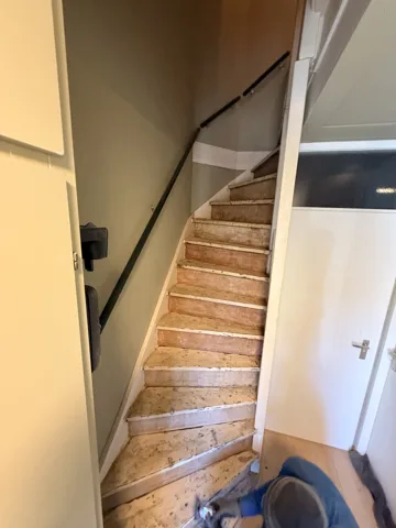 Houten trap tijdens verwijder- en voorbereidingswerkzaamheden