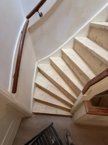Houten trap tijdens verwijder- en voorbereidingswerkzaamheden